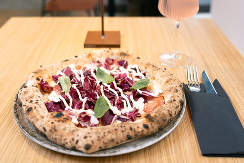 L’autentico serves authentic Neapolitan pizza and Italian classics, made with love, panache, and premium ingredients. 