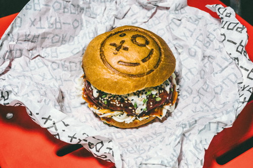 »XO Grill« bringt das Burger-Handwerk auf den Punkt: saftiges Fleisch, hausgemachte Buns, kreative Toppings und ehrliche Saucen, serviert in lässigem Ambiente, mit Fokus auf Qualität und Geschmack.