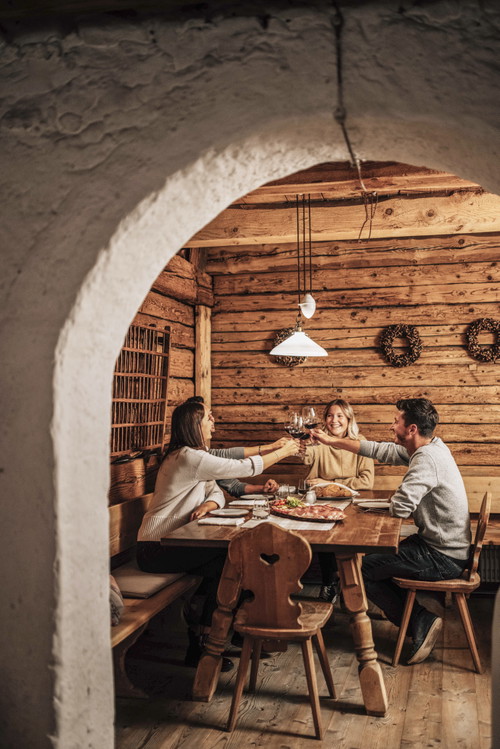 In der Buschenschank »Pfefferlechner« in Lana isst man Hausgemachtes in uriger Atmosphäre.