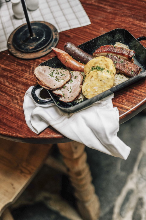 Die beliebte Speise besteht aus verschiedenen Fleisch- und Wurstspezialitäten,
darunter auch Surfleisch.