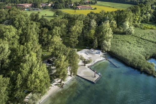 Der Privatstrand des «Castello del Sole» liegt direkt am Ufer des Lago Maggiore.