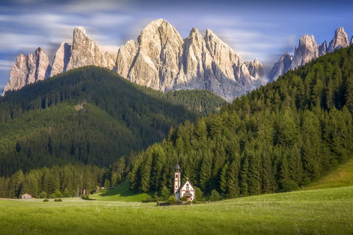 Die Lage der Johanneskapelle mit der massiven Berggruppe im Hintergrund ist ein beliebtes Fotomotiv.