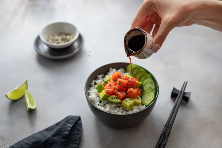 Zu Poké Bowls passt dieses scharfe Soja-Dressing ebenfalls ausgezeichnet.