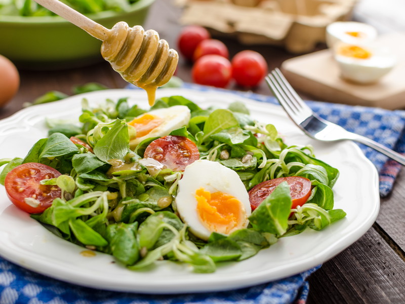 Das Honig-Senf-Dressing passt besonders gut zu Feldsalat. 