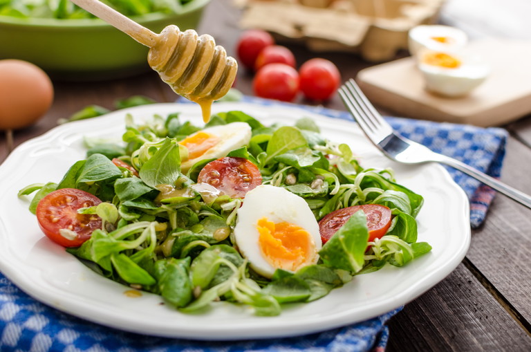 Das Honig-Senf-Dressing passt besonders gut zu Feldsalat. 