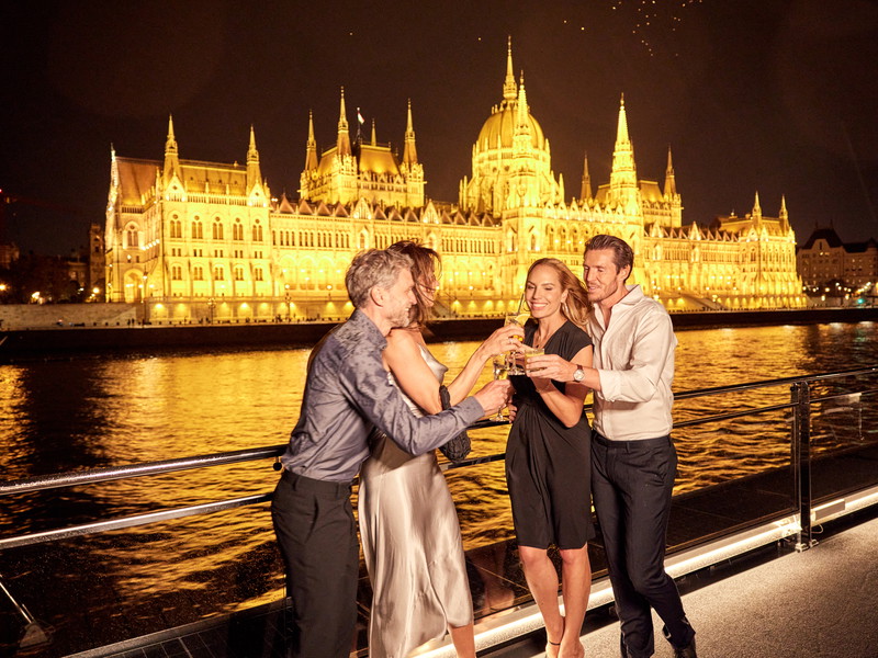 Auch bei Dunkelheit verzaubert das eindrucksvolle Budapest und versetzt seine Besucher durch die glitzernde Donau in eine magische Weihnachtsstimmung.