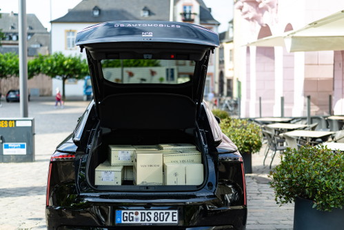 Der vollelektrische N°8 von »DS Automobiles« mit Wein vom »Weingut Van Volxem«. 