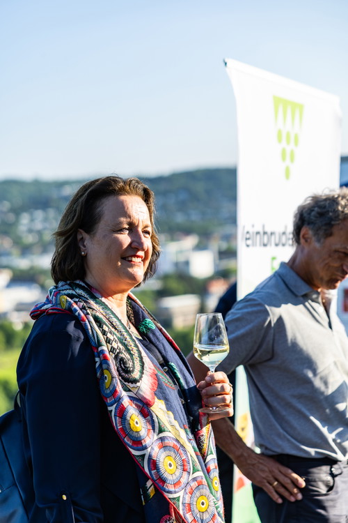 Andrea Wirsching bei der Weinbruderschaft am Würzburger Stein. 