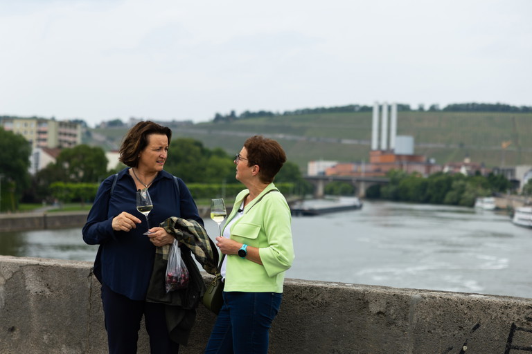 Andrea Wirsching mit ihrer Freundin Martina auf der Alten Mainbrücke.