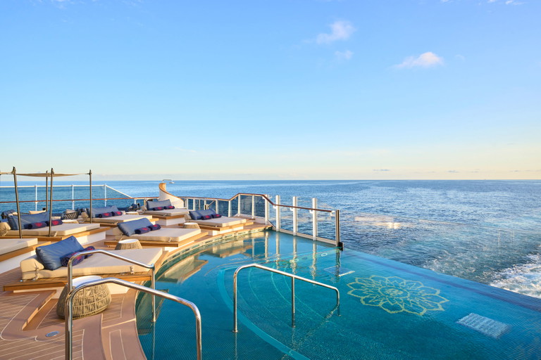 Allein in diesem Infinity Pool der EXPLORA I zu entspannen, ist ein Sehnsuchtsziel für sich.