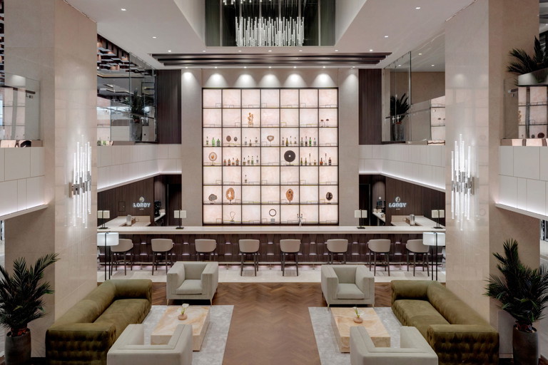 Mitten im Amazonas begleitet Sie der stylische Luxus der EXPLORA I, hier: die Lobby Bar.