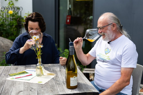 Andrea Wirsching zu Besuch bei Biowinzer Manfred Rothe.