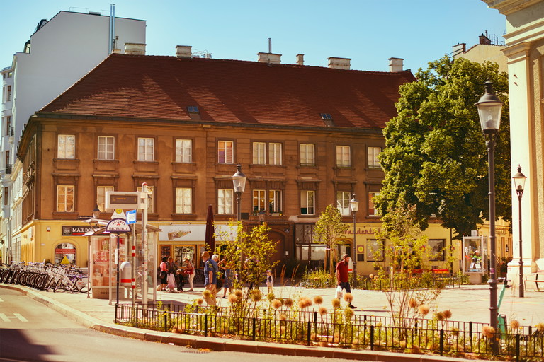 Der Karmeliterplatz mit der Kirche St. Josef (rechts) gegenüber des »Vinifero« (mitte).