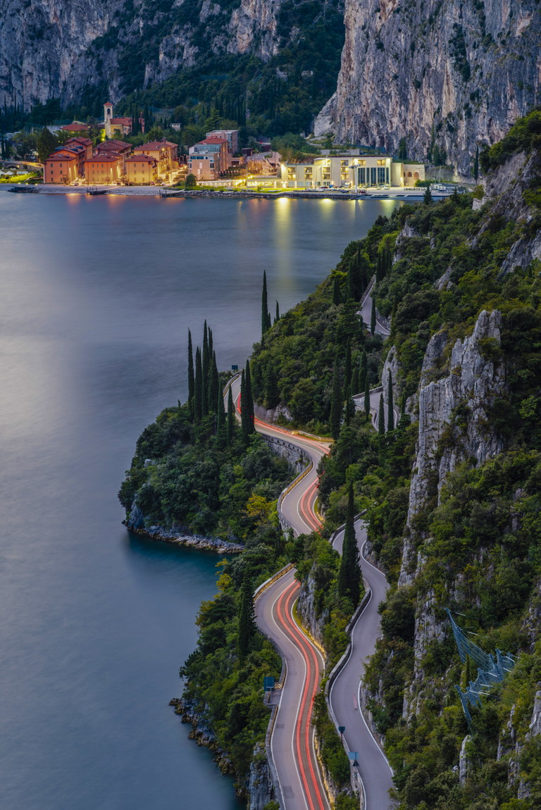 Enge Kurven, traumhafte Aussicht: Die Strada della Forra ist eine der schönsten Panoramastraßen der Welt – ideal für einen Roadtrip um den See.