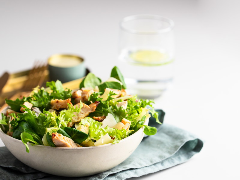 Der Salat kann auf unterschiedliche Arten kombiniert und abgewandelt werden – Garnelen sind auch eine beliebte Einlage.