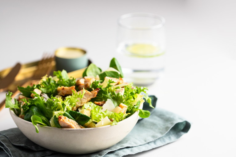 Der Salat kann auf unterschiedliche Arten kombiniert und abgewandelt werden – Garnelen sind auch eine beliebte Einlage.