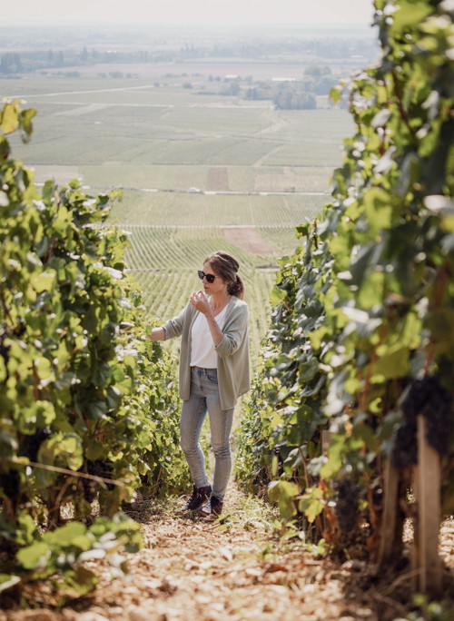 Caroline Frey kennt sowohl das Burgund als auch die Schweiz gut. Sie lebt seit über zehn Jahren im Wallis und leitete bis vor Kurzem mehrere Weingüter in Frankreich. Darunter Château Corton Caroline im Burgund.