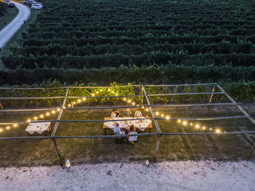 Dolce Vita pur: Nach einem Tag am See freut man sich auf eine laue, gesellige Sommernacht auf dem Weingut »Cascina Maddalena«.