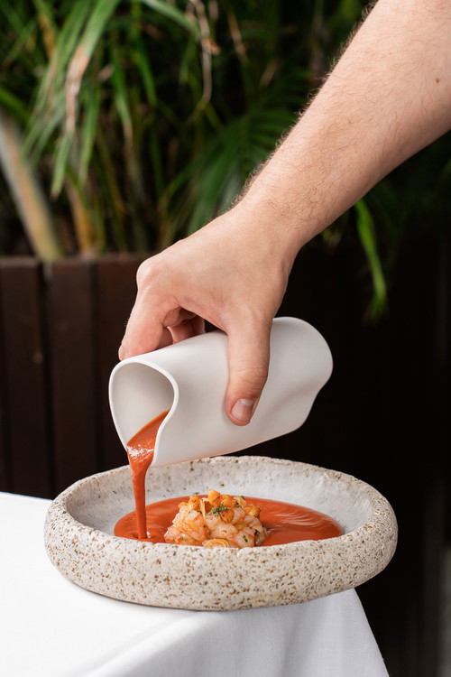 Auf der Terrasse des Claris werden Tapas und gehobene à-la-carte-Küche geboten.