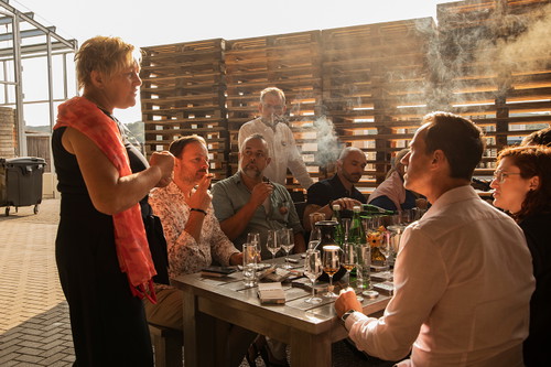 André Rolfes (Arnold André) und Steffi Klöckner (Birkenhof Brennerei) führen durch das »Smoke &amp; Spirits« Tasting.