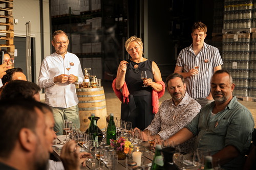André Rolfes (Arnold André) und Steffi Klöckner (Birkenhof Brennerei) führen durch das »Smoke &amp; Spirits« Tasting.