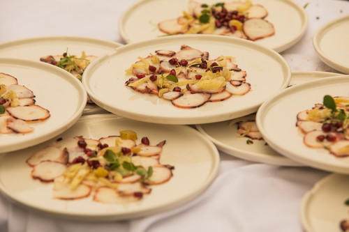 Oktopus-Carpaccio mit Zitrus-Vinaigrette und Granatapfel... so kann der Tag beginnen.