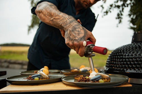 Zum Dessert standen gegrillte Ananas mit Spiced Rum an griechischem Joghurt-Espuma und Macarons auf dem Menü.