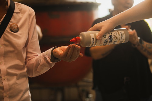 Wacholder auf die Faust? So entfaltet sich das ganz Aroma.