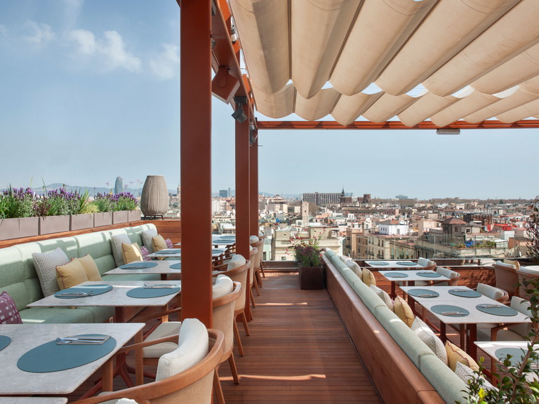Das Restaurant der Terrasse des Grand Hotel Central – mit Blick über das gotischen Viertel – heißt auch externe Gäste willkommen. 