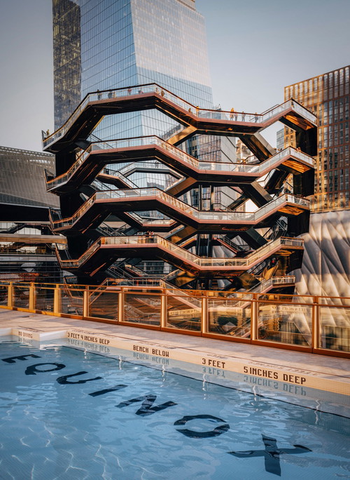 Sportiv im Gefüge der Stadt: Der Rooftop-Pool von »Equinox« mit Blick auf die wabenartige Struktur des »Vessel« in Hudson Yards.