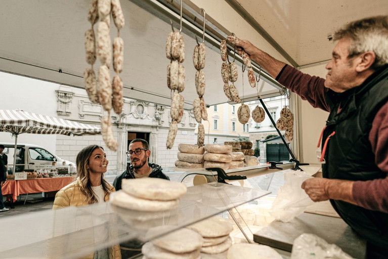 In den südlichen Bergkantonen gibt es viele Trockenwürste. Aus dem Tessin kommen verschiedene Salami-Sorten, in Graubünden wird der Salsiz gegessen und im Wallis die Walliser Trockenwurst.