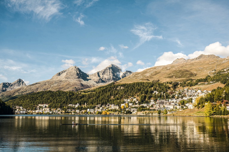 St. Moritz verbindet Berg- und Seeidyll. Der mondäne Ort im Engandin ist einer der bekanntesten Wintersportorte der Welt.