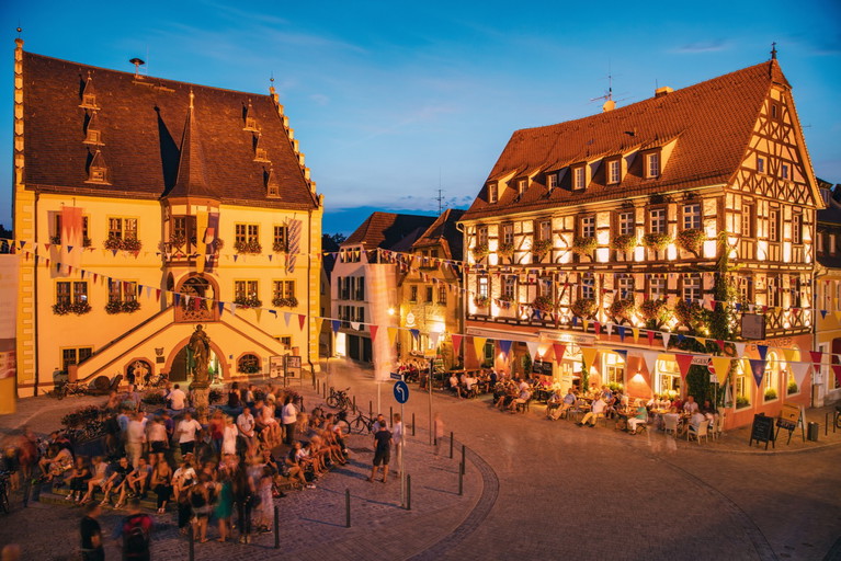 Volkach begeistert mit exzellenten Restaurants und gemütlichen Weinbars.