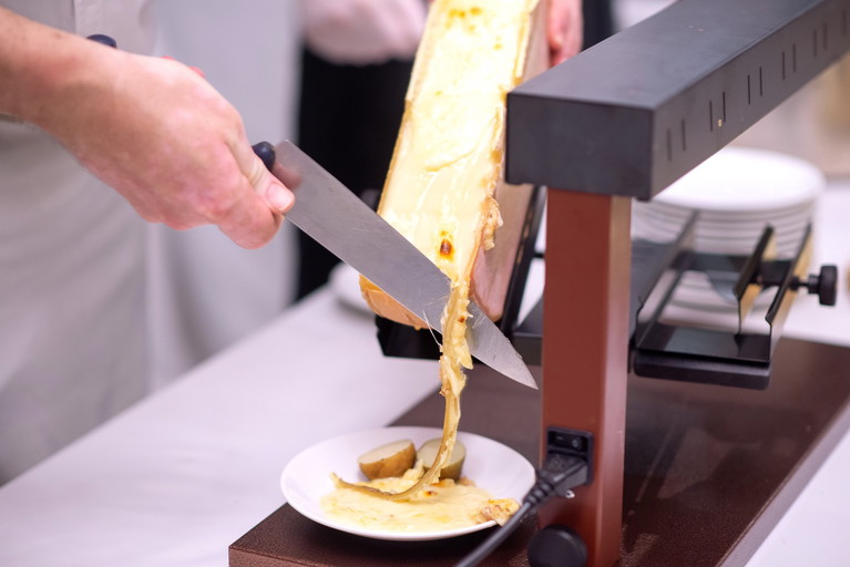 Beim Raclettekäse wird der halbe Käselaib traditionell an der Schnittfläche erhitzt und die oberste Schicht abgeschabt.