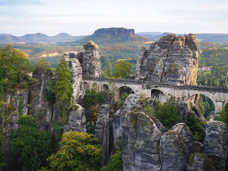 Basteibrücke. Ziel für einen Wanderausflug – von hier aus bietet sich ein spektakulärer Blick über das Elbsandsteingebirge. 