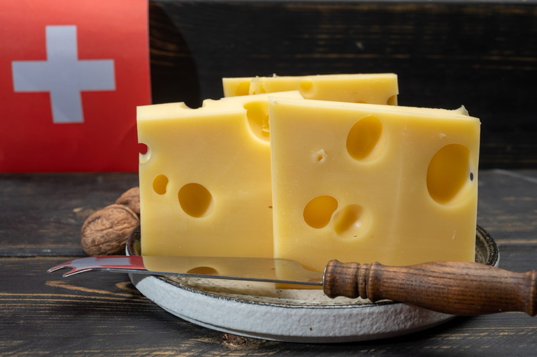 Der Emmentaler AOP wird heute in rund 110 Dorfkäsereien in der Schweiz hergestellt.