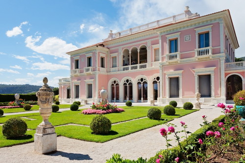 Die prunkvollen Gärten der Villa Ephrussi de Rothschild in Saint-Jean-Cap-Ferrat mit Blick aufs Meer.