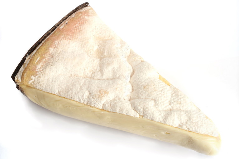 Die zartschmelzende Qualität des Vacherin Mont d’Or kommt am besten zur Geltung, wenn man ihn bei Zimmertemperatur mit einem Löffel serviert.