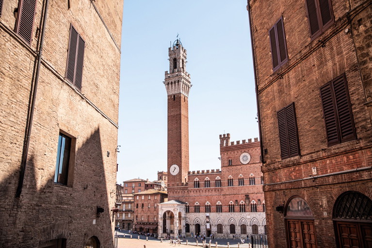 Auf einer Genussreise durch die Toskana ist Siena ein Fixpunkt. Regionale Spezialitäten, exzellente Weine, berühmte Süssigkeiten und ein hervorragender Käse warten.