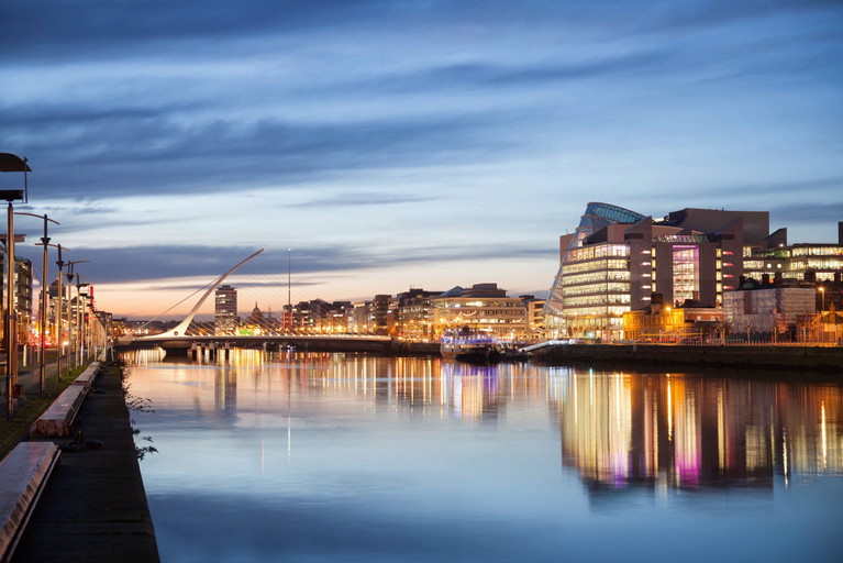 Am Liffey-Ufer spürt man den Wandel der Zeit. Einst gesäumt von alten Fabrikgebäuden, stehen hier heute topmoderne Tech-Offices.