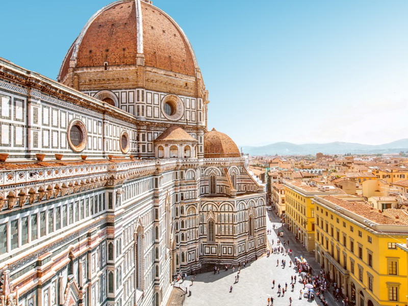Während man andere Städte durchaus auch während eines Tagesbesuchs kennenlernen kann, ist Florenz vollgepackt mit Palästen, Museen, Kunstwerken und Kirchen.