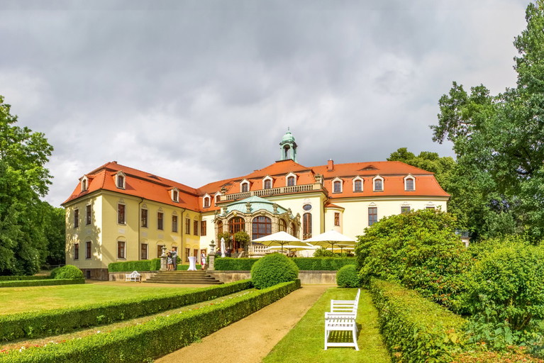 Schloss Proschwitz (hier) und Weingut Schwarz. Gleich zwei Spitzen-Weingüter befinden sich in der Porzellanstadt Meißen. Dort kann man exzellente Rieslinge und feine Burgunderweine verkosten – und anschließend durch die sehenswerte Stadt bummeln.