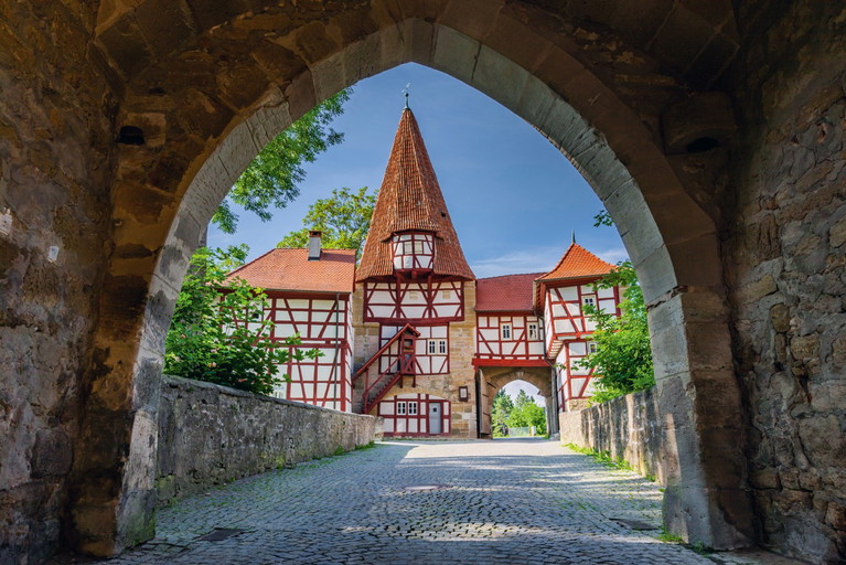 Iphofen liegt am Fuß des zum Steigerwald gehörenden Schwanbergs. Das historische Stadtbild ist geprägt durch die vollständig erhaltene Wehranlage und herausgeputzte Fachwerkhäuser.