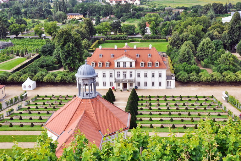 Schloss Wackerbarth ist heute ein Staats- und Erlebnisweingut. Mit seiner barocken Schloss- und Gartenanalge ist es ein weiteres Highlight. 