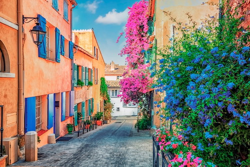 Üppige Farbenpracht: Die Altstadt von Saint-Tropez 
ist bezaubernd – mit warmen Pastelltönen, engen Gassen 
und duftenden Blumen.