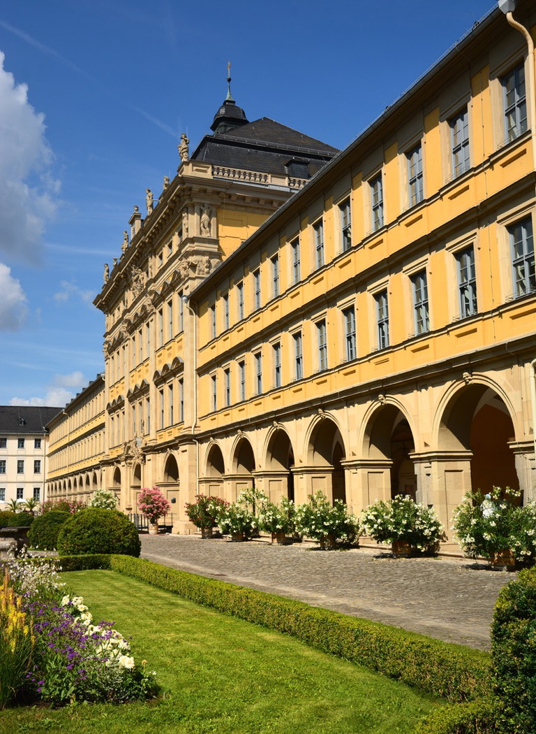 Weingut mit Geschichte - das Juliusspital in Würzburg: Seit 1576 unterstützt das traditionsreiche Weingut inmitten der Stadt die gemeinnützige Stiftung und ihre sozialen Einrichtungen.