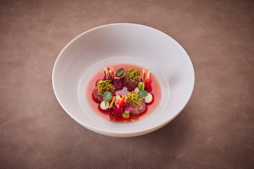 Japanisches Wagyu, Shiso Borschtsch, Crème fraîche, Oscietra Imperial Kaviar