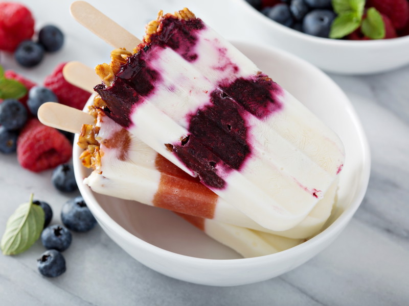 Frozen yoghurt is perfect for breakfast – just add fruits and muesli!