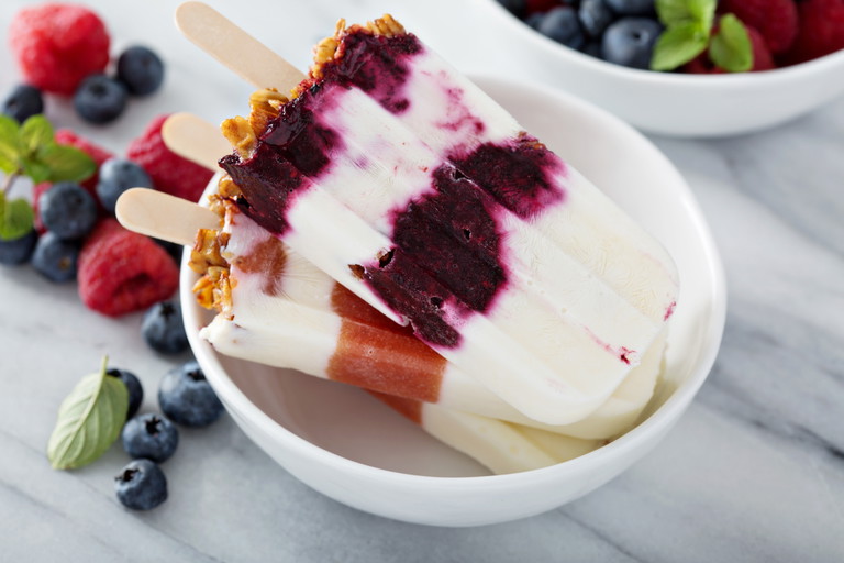 Frozen yoghurt is perfect for breakfast – just add fruits and muesli!