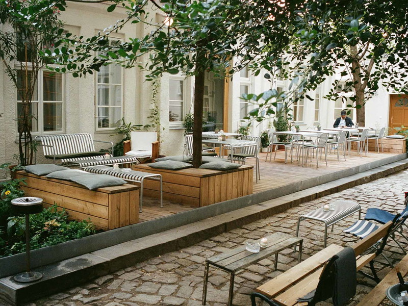  Der idyllische Innenhof-Gastgarten des »Café Kandl« 